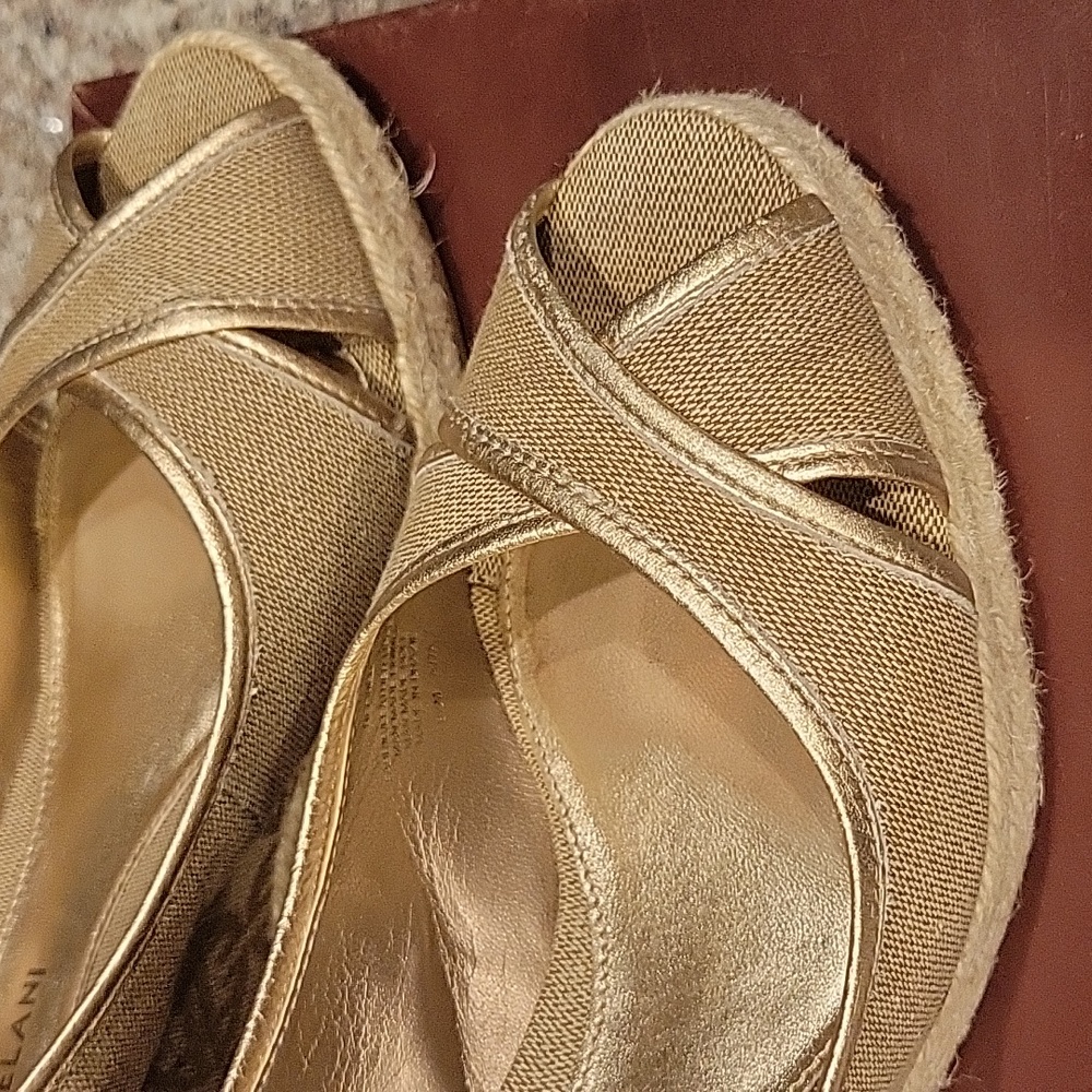 Antonio Melani tan with gold trim Sz 8.5 Sandals - Picture 3 of 5